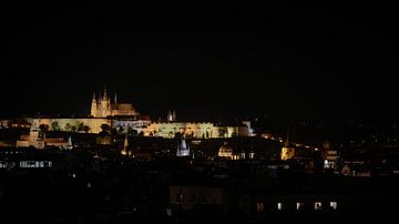 Silhouet van de stad Praag met de verlichte Praagse Burcht