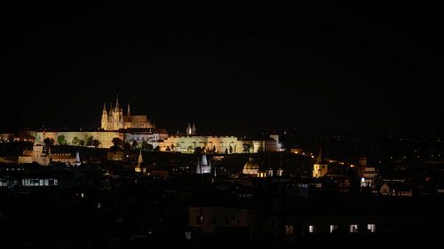 Silhouette de la ville de Prague avec le Château de Prague illuminé