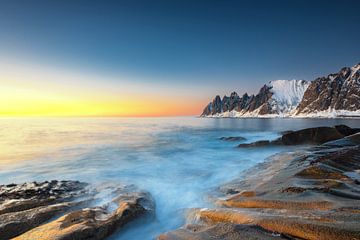 Zonsondergang bij Tungeneset op het eiland Senja in Noord Noorwegen van Sjoerd van der Wal