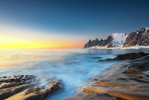 Zonsondergang bij Tungeneset op het eiland Senja in Noord Noorwegen