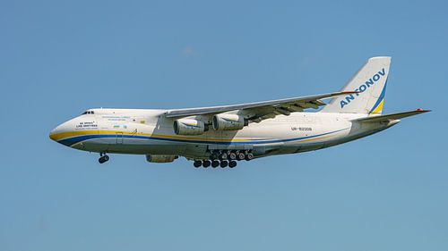 Landende Antonov 124-100M-150 van Antonov Airlines.