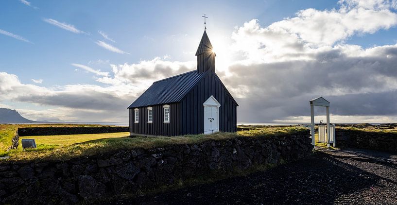 Église noire de Budir au lever du soleil par Bart Ceuppens