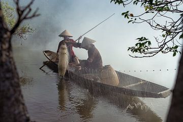 Checking fish catch by Anges van der Logt