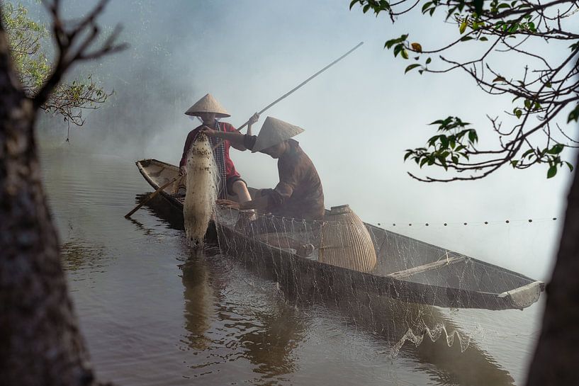 Checking fish catch by Anges van der Logt