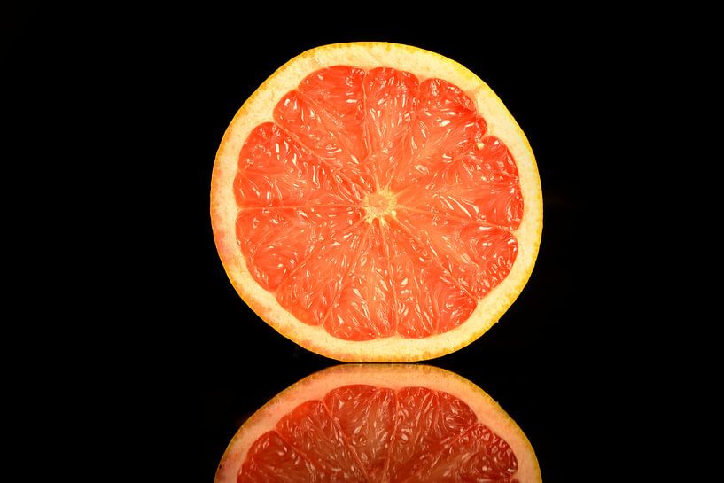 Dwarsdoorsnede een frisse oranje grapefruit op een zwarte achtergrond van Sjoerd van der Wal Fotografie