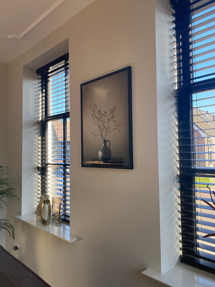 Blaue Vase mit Beeren  von Karin Bazuin 