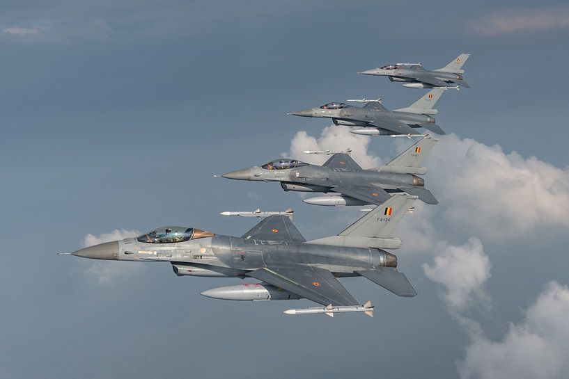 4 F-16 der Thunder Tigers der belgischen Luftwaffe, Luft zu Luft fotografiert über Belgien, Septembe von Jaap van den Berg
