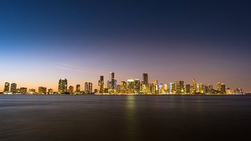 USA, Florida, Zonsondergang over de skyline van de stad miami van adventure-photos
