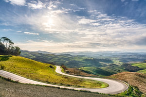 Kurvenreiche Straße und malerische Landschaft in der Nähe von Volterra, Toskana
