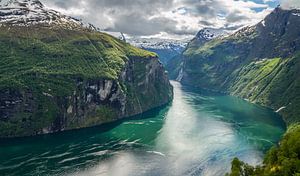 Uitzicht over Geirangerfjord, Noorwegen van Dirk Jan Kralt