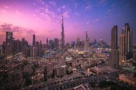 Dubai Downtown Skyline Panorama im Zwielicht von Jean Claude Castor Miniaturansicht