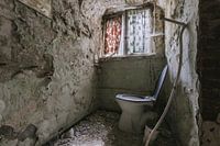 WC in een verlaten klooster.