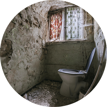 WC in een verlaten klooster. van Het Onbekende