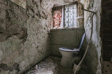 WC in een verlaten klooster.van Het Onbekende