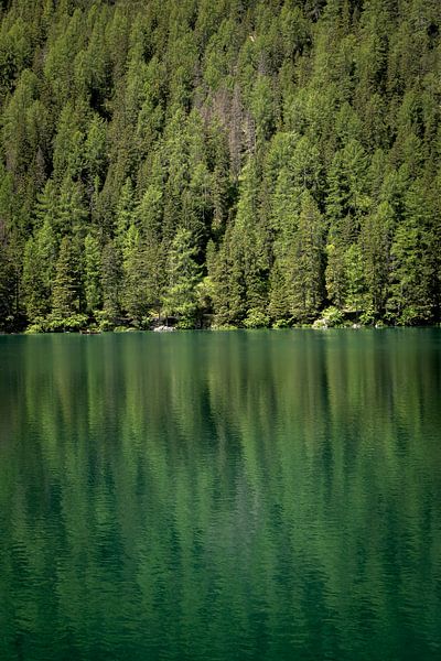 Tussen Bergen en Water: De Betoverende Sfeer van Pragser Wildsee van Karijn | Fine art Natuur en Reis Fotografie