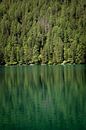 Tussen Bergen en Water: De Betoverende Sfeer van Pragser Wildsee van Karijn | Fine art Natuur en Reis Fotografie thumbnail