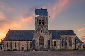 De Gotische kerk van Sainte-Mère-Église in Normandië, Frankri van Henk Meijer Photography