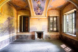 Verlassenes Bauernhaus mit warmen Farben. von Roman Robroek – Fotos verlassener Gebäude