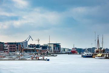 Winter time in the city port of Rostock, Germany van Rico Ködder