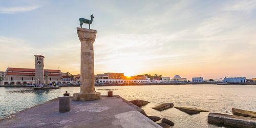 Mandraki haven op Rhodos van Werner Dieterich