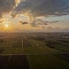 Zonsondergang boven Fries polderlandschap van Paul Veen
