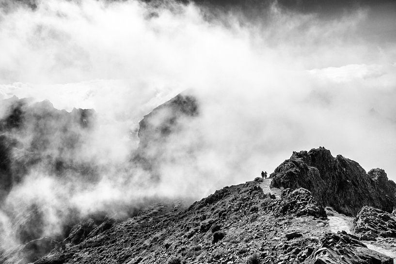 Hoch oben in den Bergen zwischen den Wolken von Dick Carlier