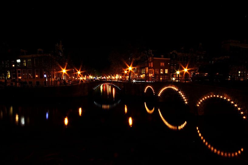 Keizersgracht- Leidsegracht in Amsterdam bij nacht van Eye on You