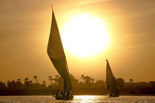 Felucca&#039;s op de Nijl bij zonsondergang, Egypte