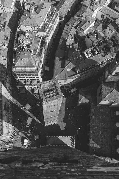 Der kleine Turm von Bologna (schwarz weiß) von Merel Tuk