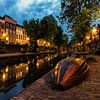 Bootje op de werf van de Oudegracht in Utrecht in de avond (kleur) van De Utrechtse Grachten