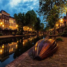 Bootje op de werf van de Oudegracht in Utrecht in de avond (kleur) van André Blom Fotografie Utrecht