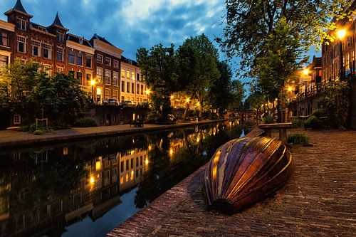 Bootje op de werf van de Oudegracht in Utrecht in de avond (kleur)