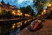 Boot auf dem Hof der Oudegracht in Utrecht am Abend (Farbe) von De Utrechtse Grachten