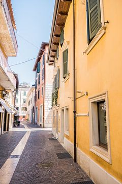 Rue tranquille à Peschiera, Italie sur Merel Naafs