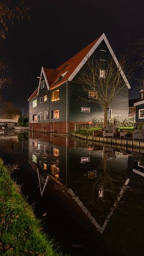 Groot huis in het pittoreske dorpje De Rijp ten noorden van Amsterdam wordt gereflecteerd in het water.