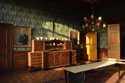 kabinet in oud urbex pand 