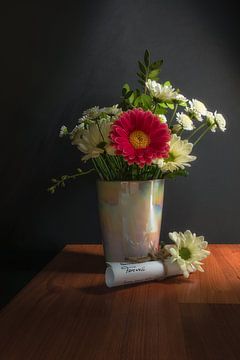 Een bloemtafereel met een opgerold briefje. van René Ouderling