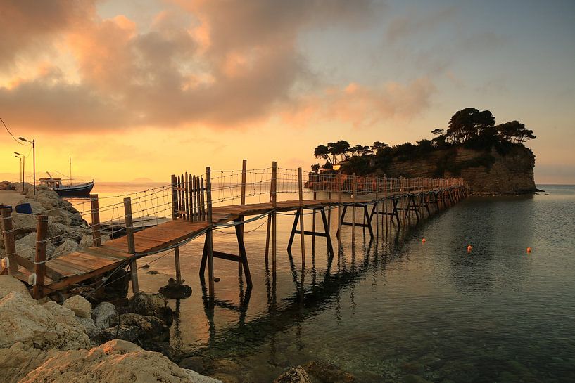 Houten loopbrug naar Cameo Island, Zakynthos, Griekenland van FotoBob