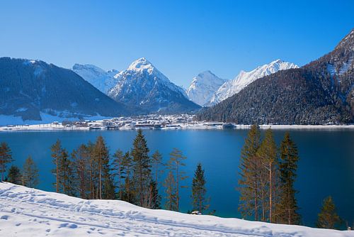 toeristenoord Pertisau in de winter. uitzicht vanaf de overkant. 