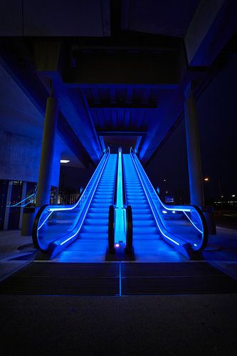 Rolltreppe bei Nacht.