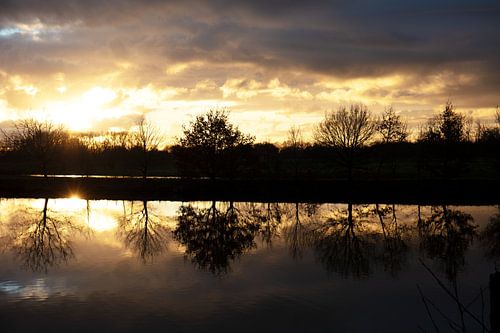 Schemering met zonsondergang op de Ems
