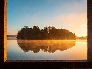 Zonsopgang op een mistige herfstochtend van Nils Steiner