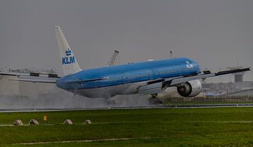 Landende KLM Boeing 777-300 Yakushima. van Jaap van den Berg