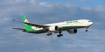 Landende Boeing 777-300 van EVA AIR uit Taiwan.