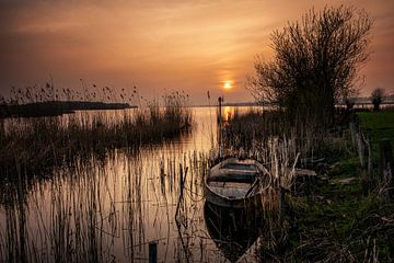 Sfeervolle zonsondergang boven het meer