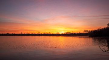 Winterse zonsopkomst boven water van KB Design & Photography (Karen Brouwer)
