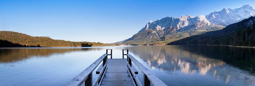 Wettersteingebergte en Zugspitze worden weerspiegeld in Eibsee, Beieren, Duitsland. van Markus Lange
