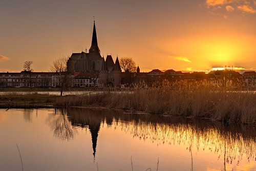 Bovenkerk en Koornmarktspoort Kampen tijdens zonsondergang