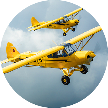 Piper Super Cub vliegtuigen in formatie van Planeblogger