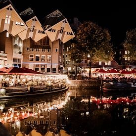 Rotterdamse kubuswoningen/ haven bij nacht van Pix-Art by Naomi.k